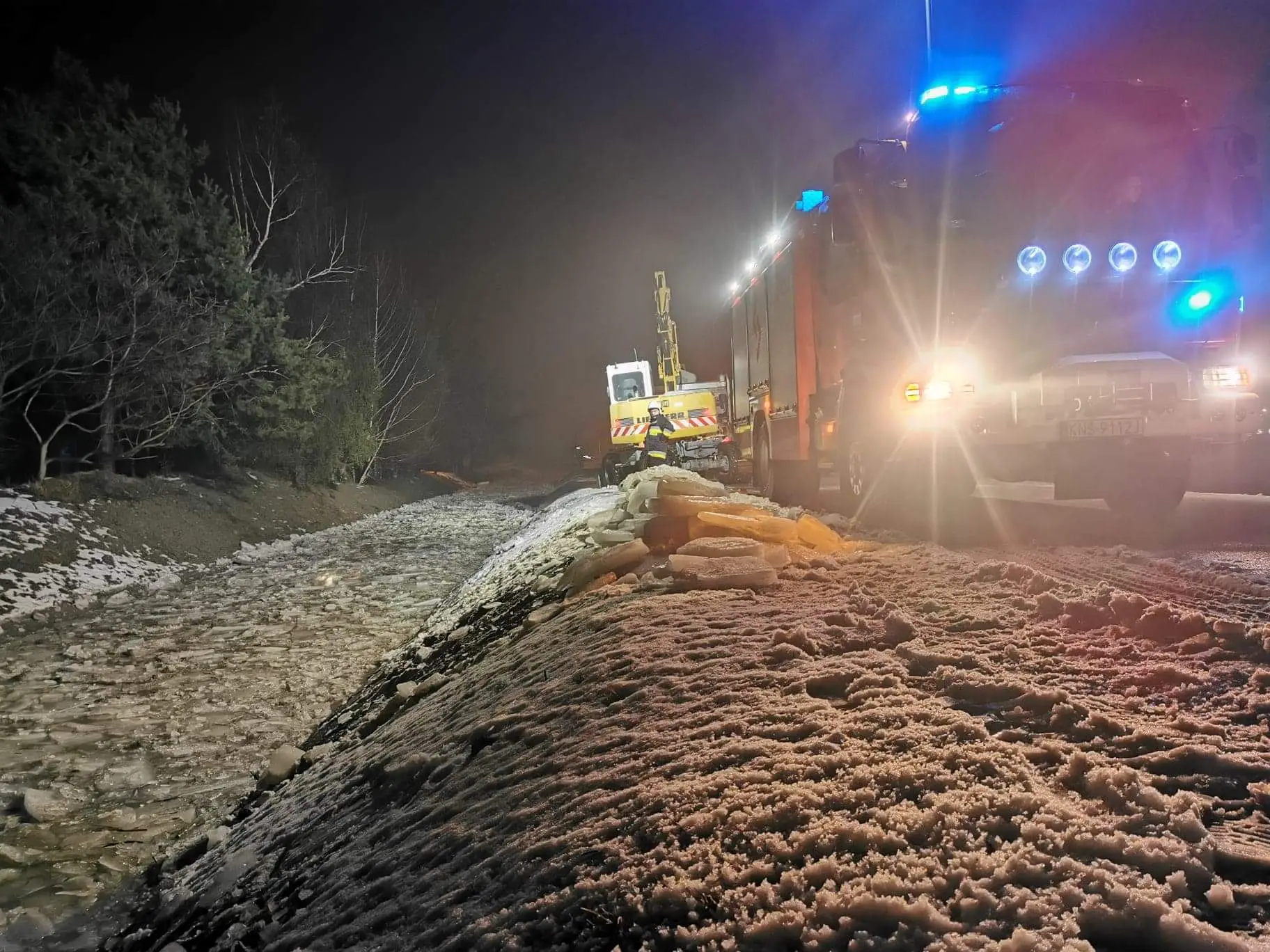 Brzezna: Spiętrzona kra zagrażała mostowi i drodze powiatowej