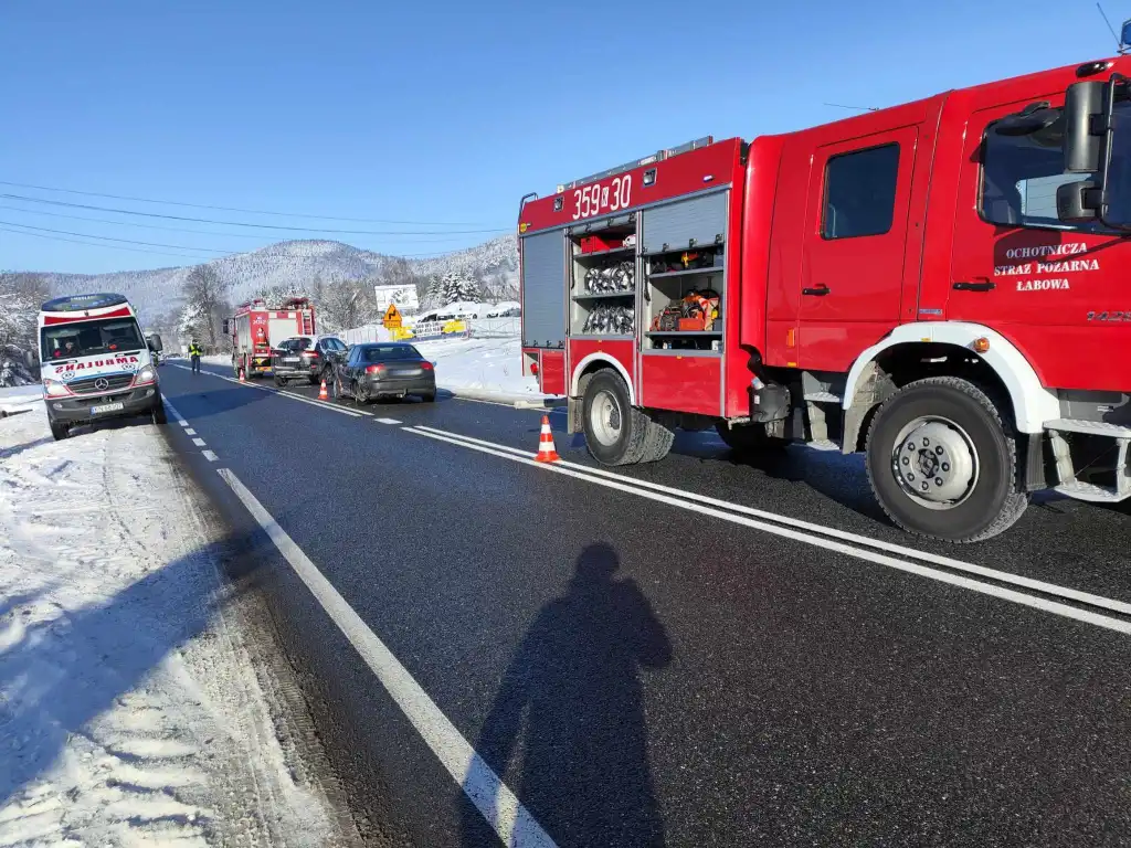 Kolizja dwóch samochodów osobowych na DK75 w Nowej Wsi. Jedna osoba trafiła do szpitala