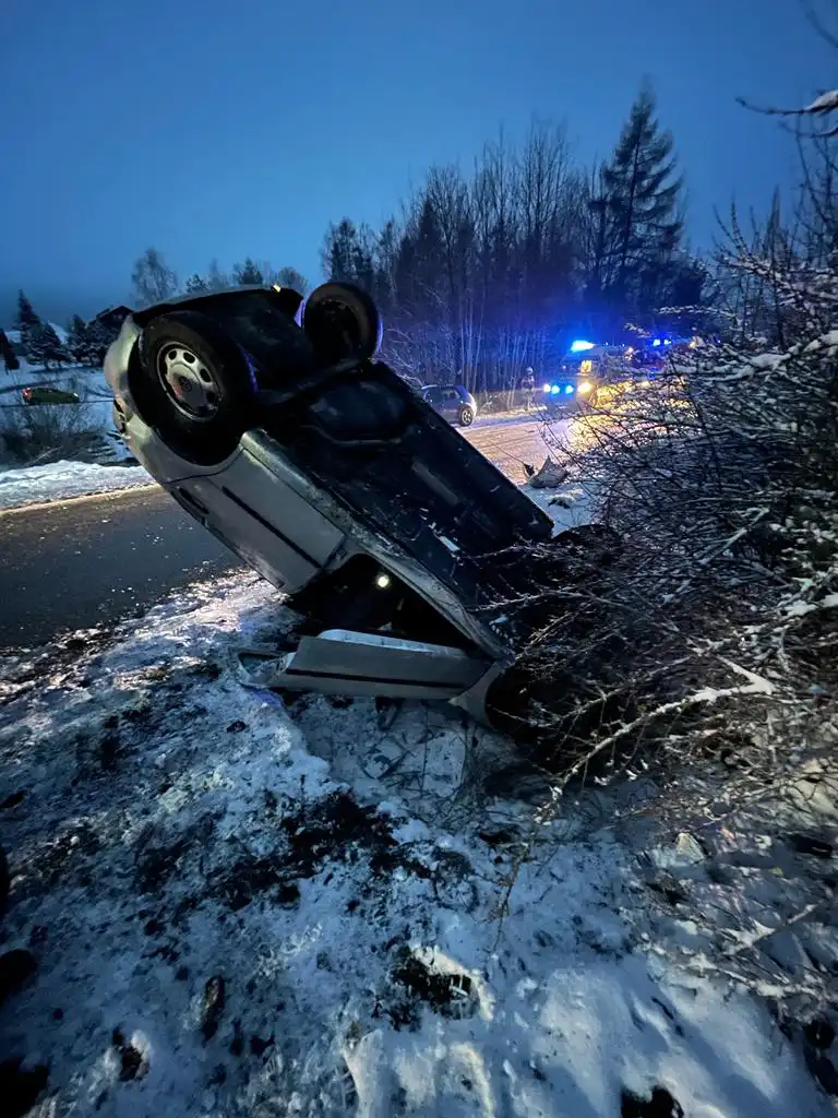 Bogusza: pojazd osobowy wypadł z drogi i dachował. Jedna osoba trafiła do szpitala