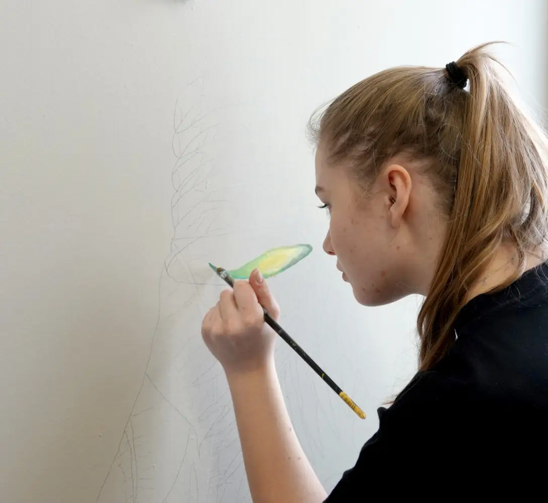 W sali biologicznej starosądeckiego LO powstaje mural. Malują go uczniowie pod okiem Mgr Morsa