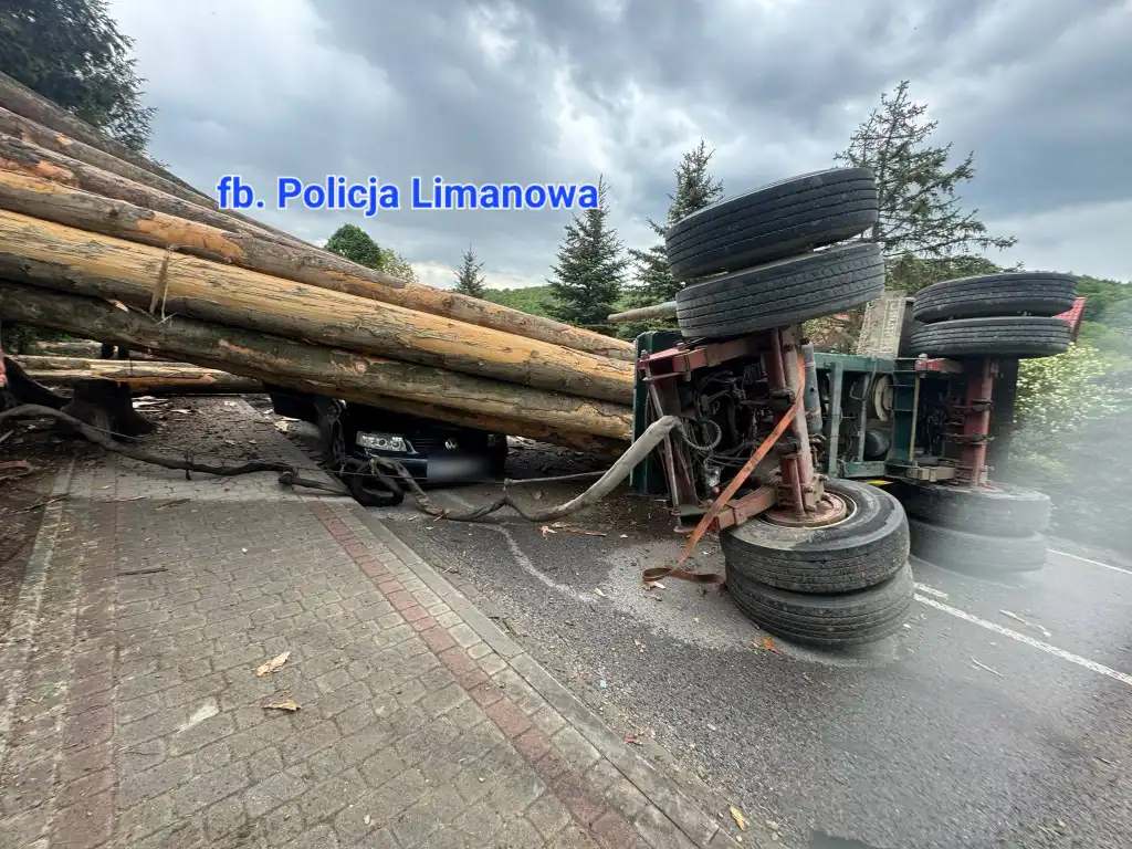 Groźny wypadek w Laskowej. Drewno spadło na auto po czołówce!