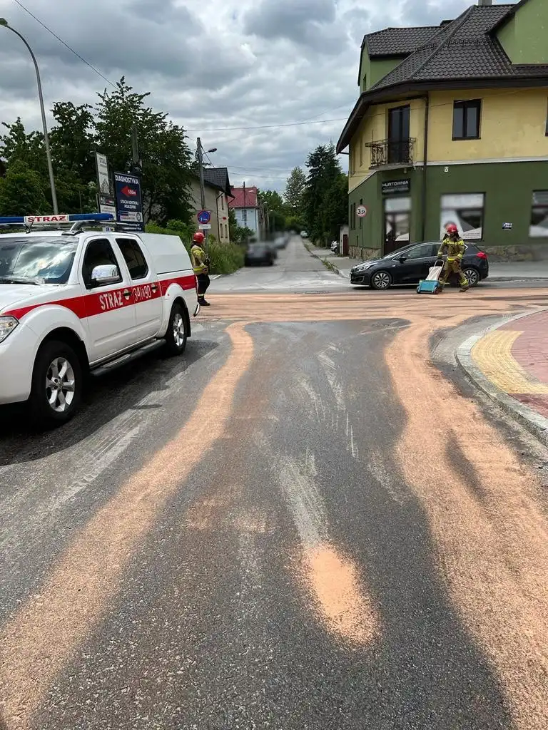 Nowy Sącz, ul. Nawojowska: Na jezdnie wyciekły płyny eksploatacyjne. Interweniowali strażacy