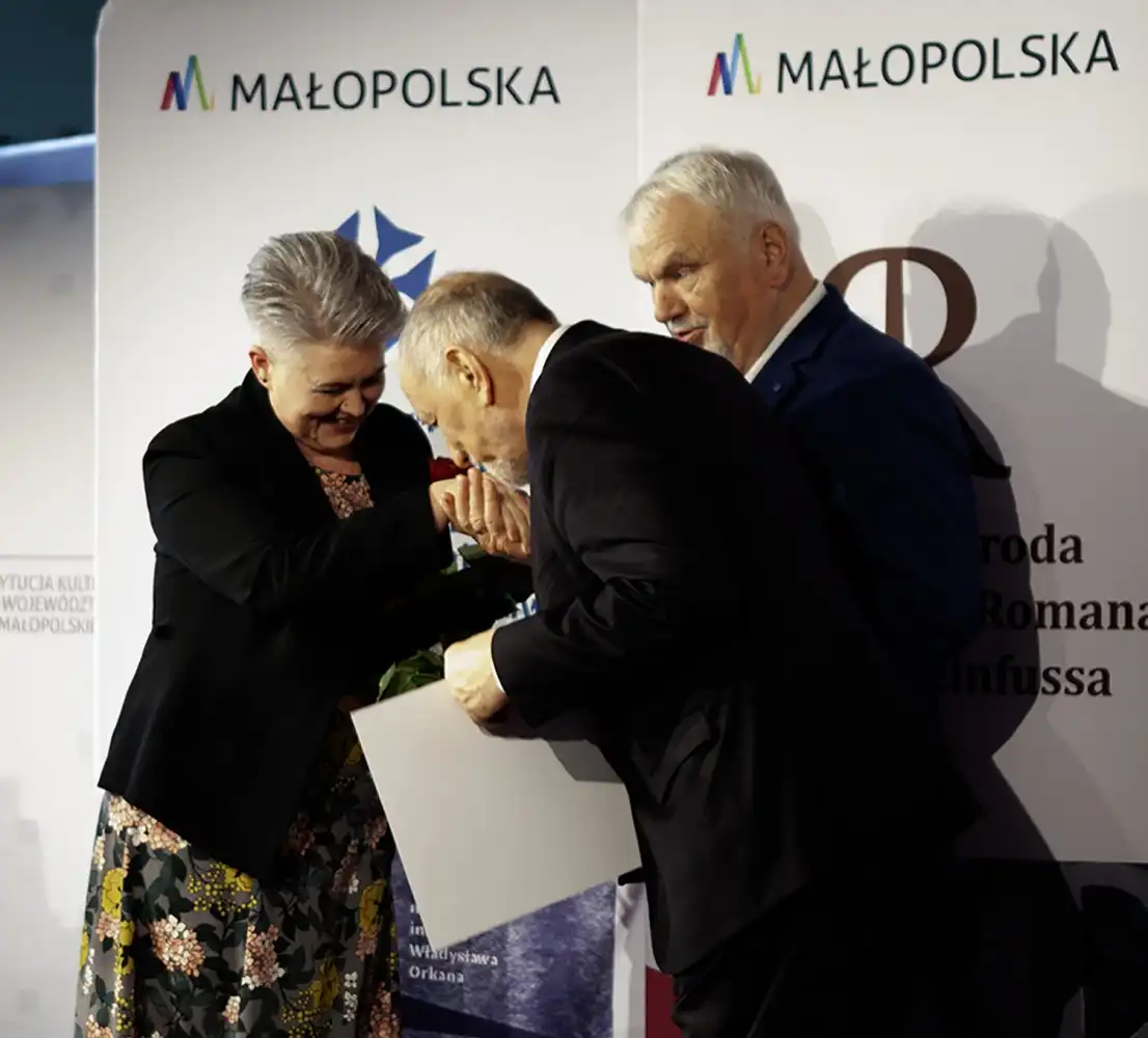 Pracuje w Starostwie Powiatowym w Nowym Sączu. Została uhonorowana Małopolską Nagrodą Twórczości