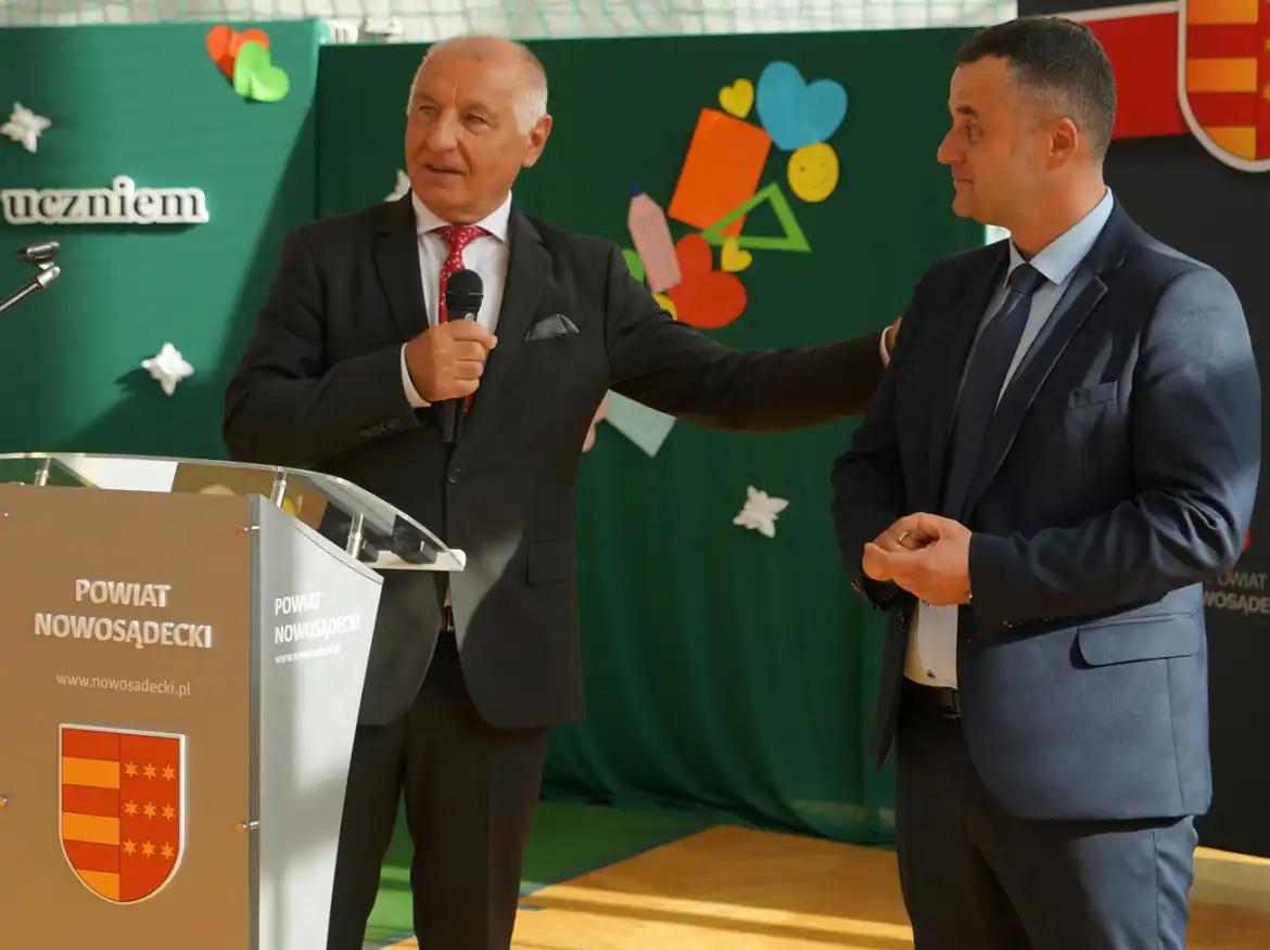 Ślubowanie pierwszoklasistów i otwarcie nowego boiska w nawojowskim ZSP