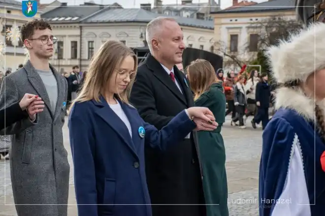 Sądeccy maturzyści zatańczyli na rynku poloneza