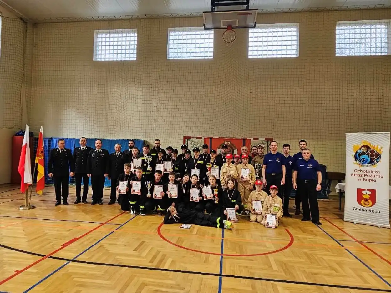 Gminne Halowe Młodzieżowe Zawody Sportowo-Pożarnicze w Ropie. Pasja, rywalizacja i zaangażowanie młodzieży