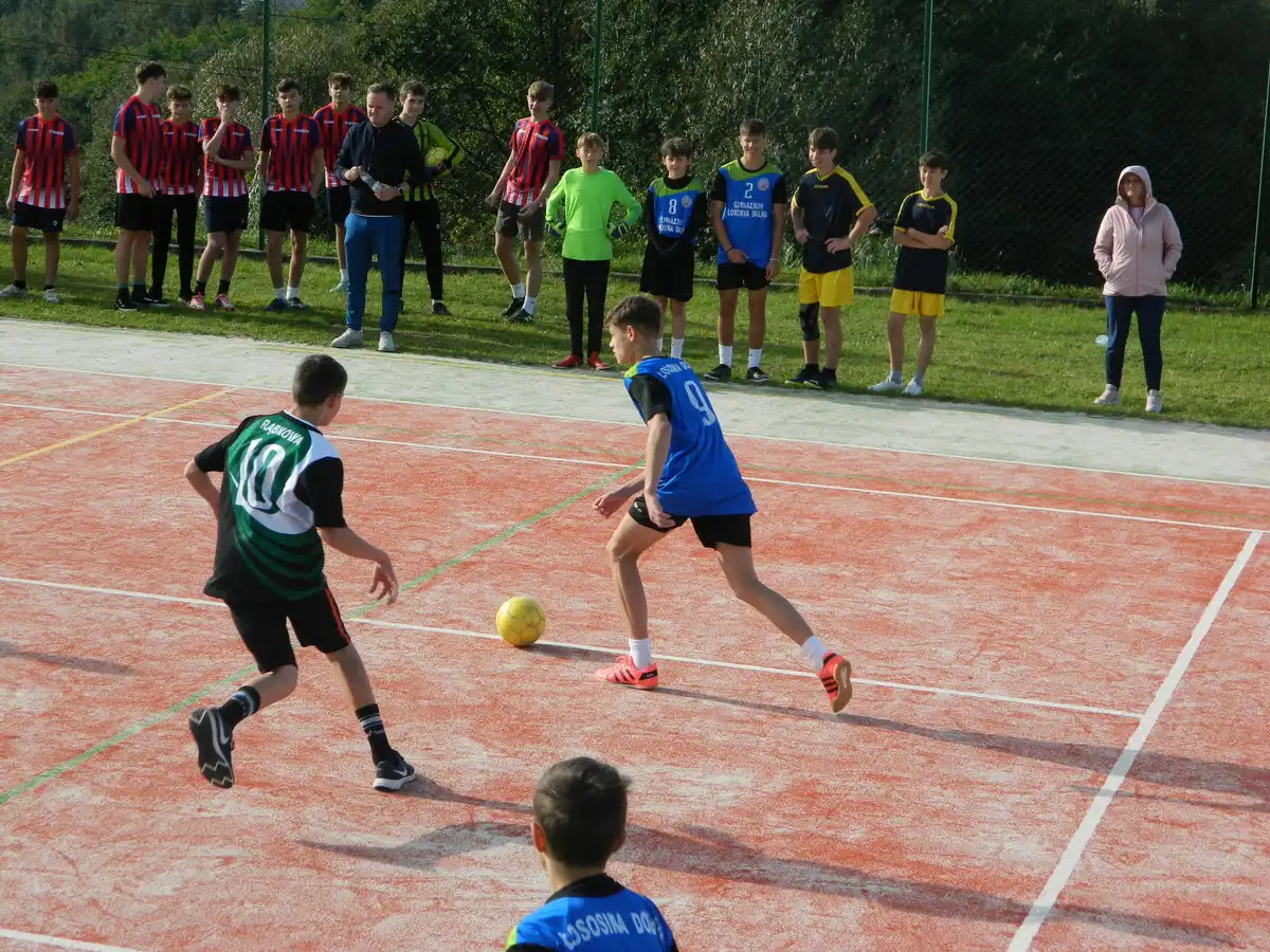 Boisko sportowe przy Szkole Podstawowej w Rąbkowej po modernizacji