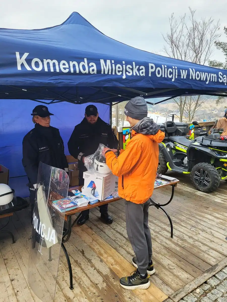 Sądeccy policjanci promowali bezpieczeństwo na krynickim stoku