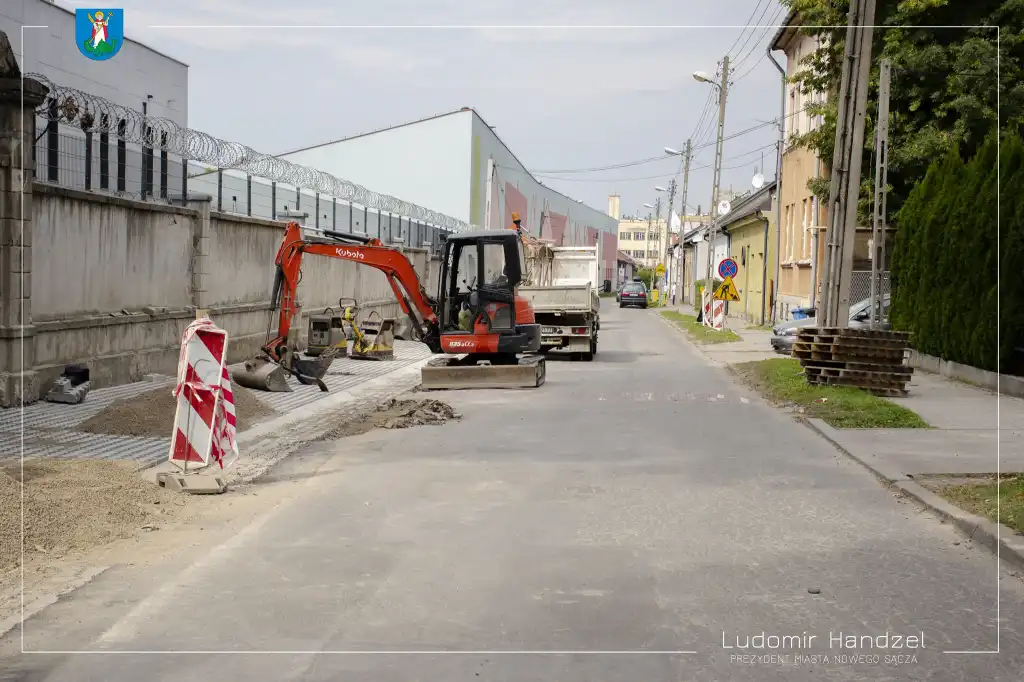 Trwają prace związane z odtworzeniem miejsc postojowych na ul. 1 Maja w Nowym Sączu