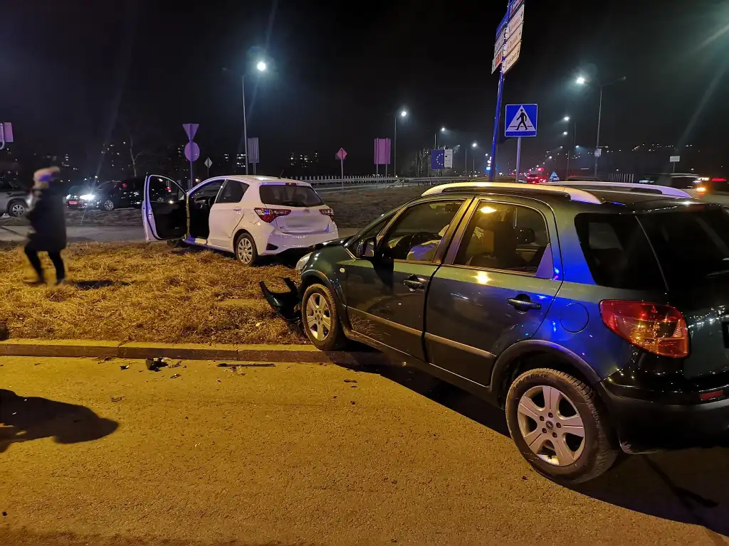 Wypadek na Rondzie Solidarności w Nowym Sączu. Jedna osoba trafiła do szpitala