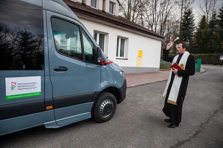 WTZ w Siołkowej ma nowy samochód do przewozu osób niepełnosprawnych