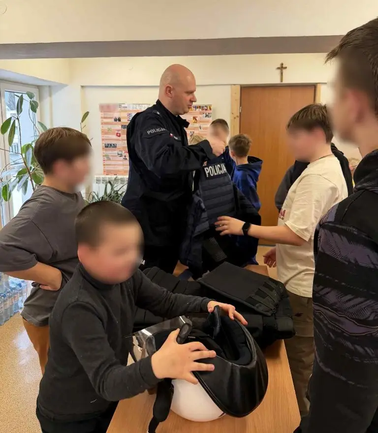 Lekcja bezpieczeństwa na półkolonii. Policjant przypomniał zimowe zasady