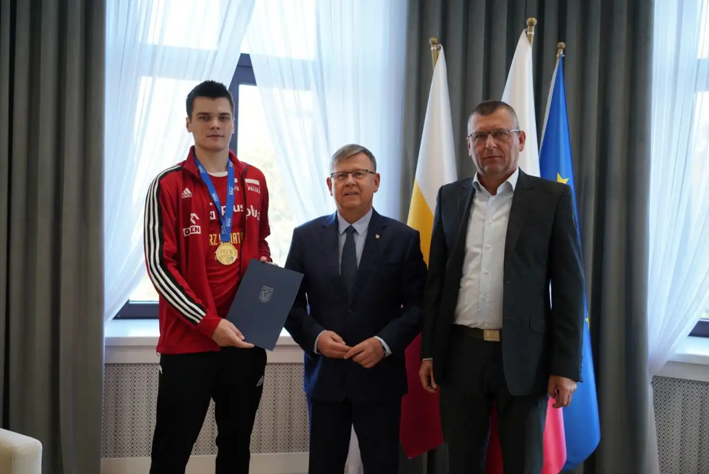 Sportowcy, samorządowcy, harcerze i mieszkańcy na spotkaniu z Marszałkiem Małopolski