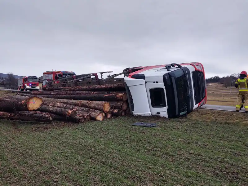 Łęki: Ciężarówka wioząca drewno wywróciła się