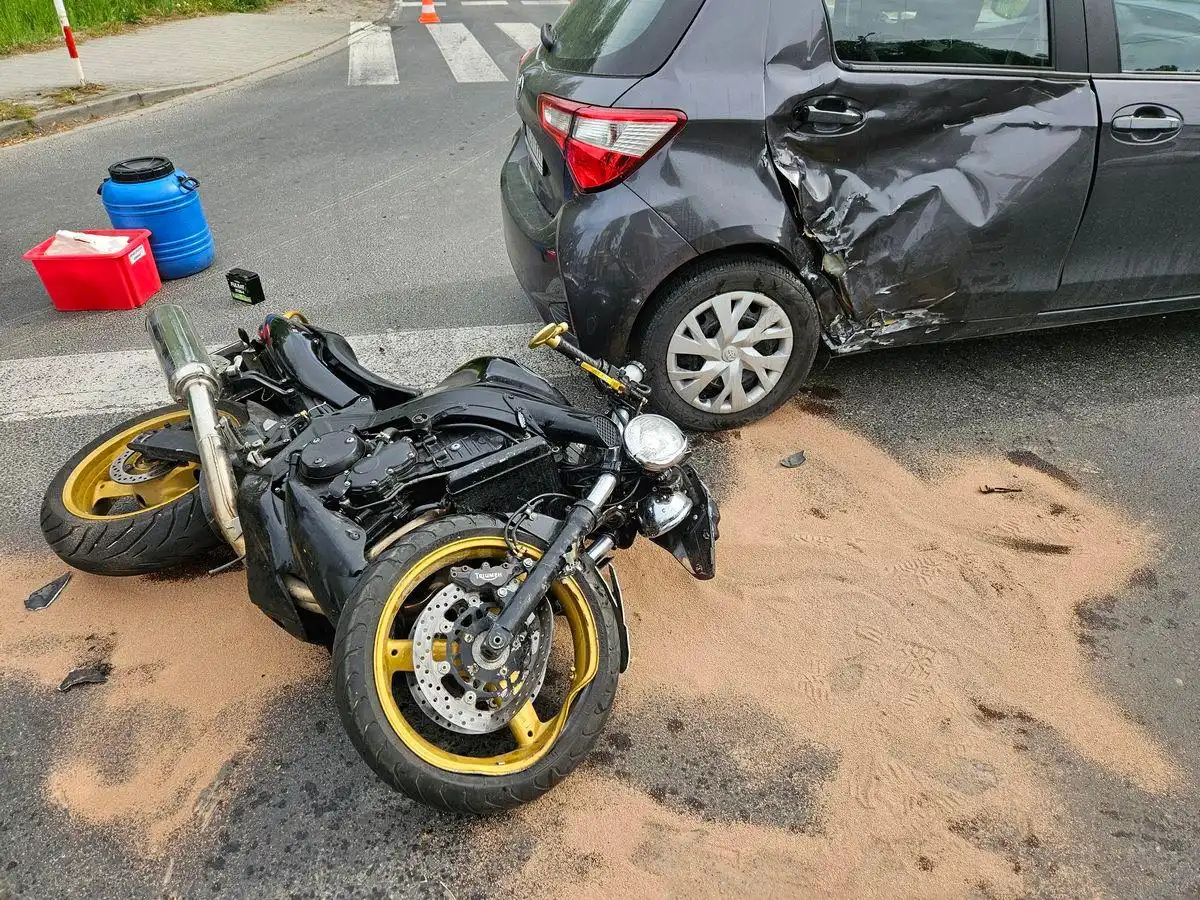 Samochód zderzył się z motocyklem. Wypadek w Jazowsku