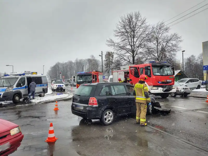 Nowy Sącz: Kraksa na ul. Lwowskiej. Jedna osoba trafiła do szpitala