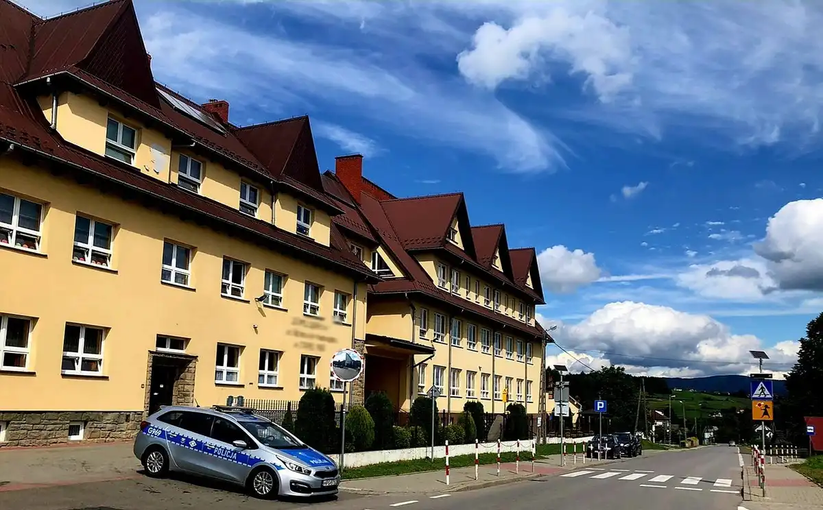 Limanowscy policjanci prowadzą działania pn. "Bezpieczna droga do szkoły"