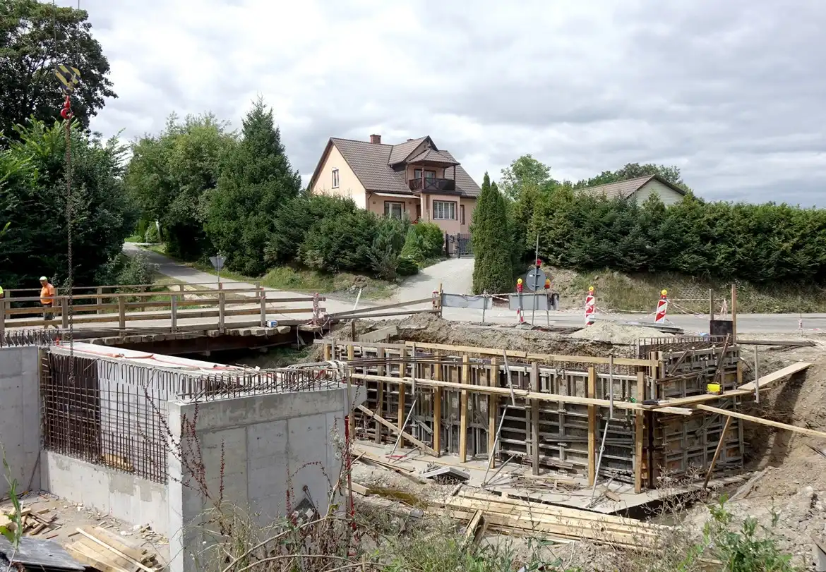 Stary most zniknął, nowy żelbetowy rośnie w Krużlowej Wyżnej