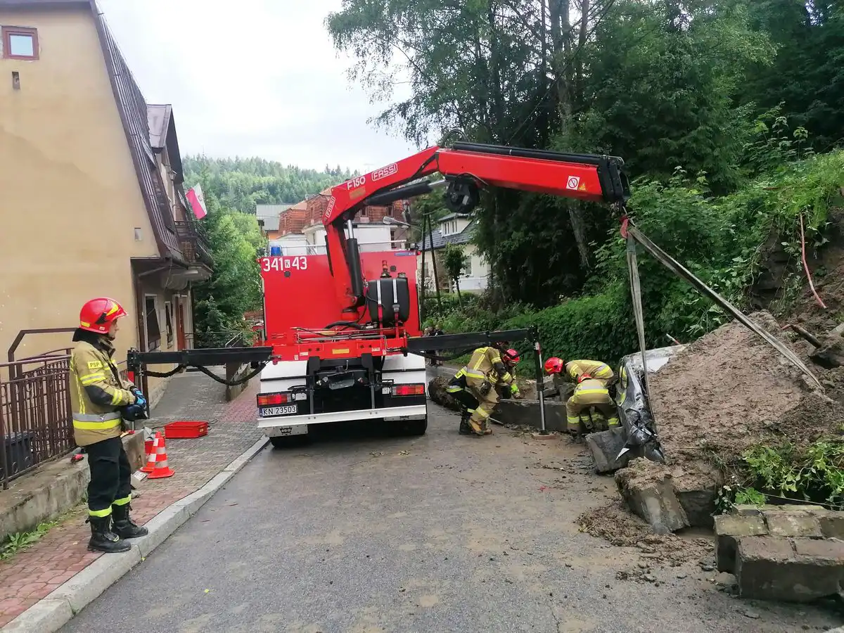 Mur oporowy runął na samochody, chodnik i drogę! Niebezpieczne zdarzenie na ul. Leśnej w Krynicy-Zdroju