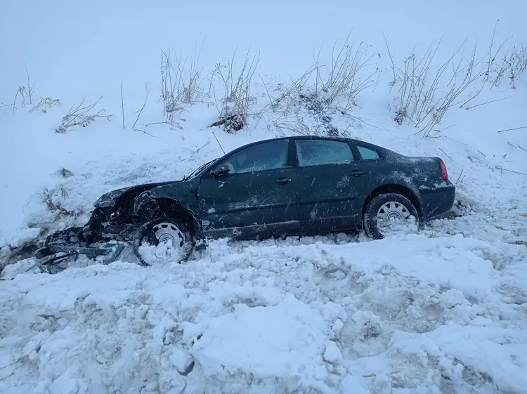 W Moszczenicy czołowo zderzyły się dwa samochody osobowe. Jedna osoba trafiła do szpitala