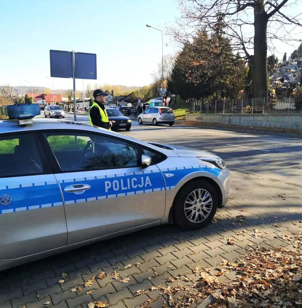 Bezpieczna droga na cmentarz. Policja będzie prowadzić wzmożone działania na Sądecczyźnie