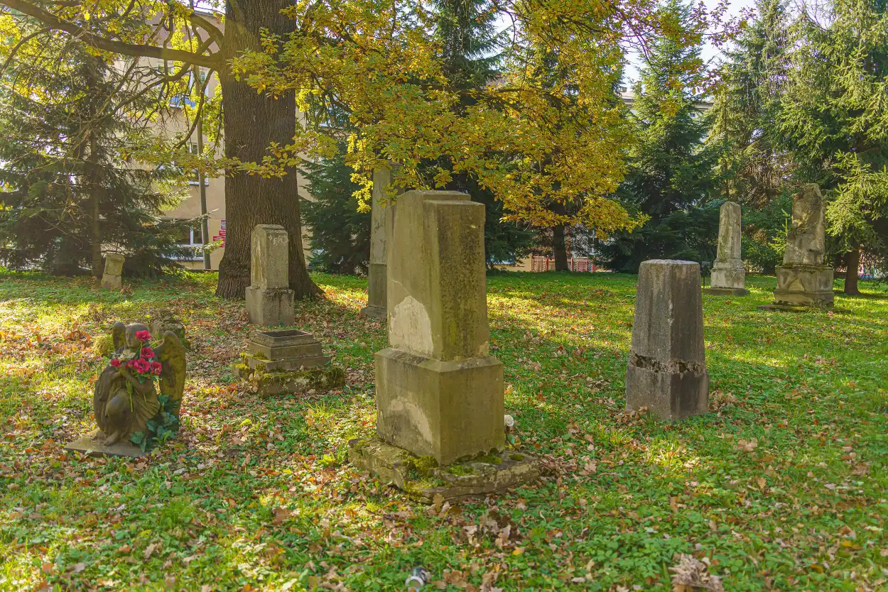 23 października sprzątanie Starego Cmentarza w Nowym Sączu. Wolontariusze zachęcają do wzięcia udziału w akcji