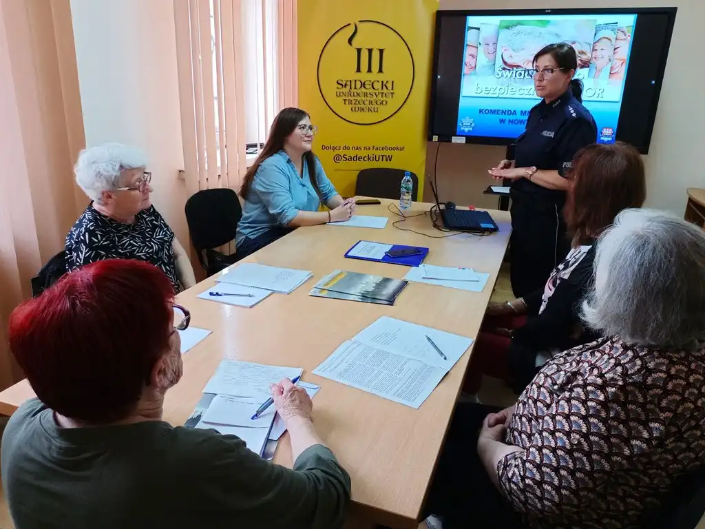 Policjantka z sądeckiej komendy spotkała się z seniorkami z Sądeckiego Uniwersytetu Trzeciego
