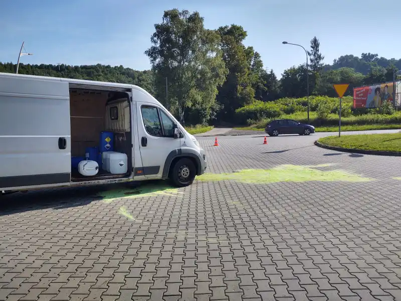 Nowy Sącz: Akcja chemiczna strażaków. Neutralizowali wyciekły kwas octowy