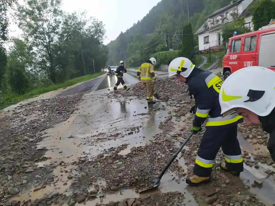 Kolejna powódź na Sądecczyźnie. Uszkodzone drogi, podtopione domy