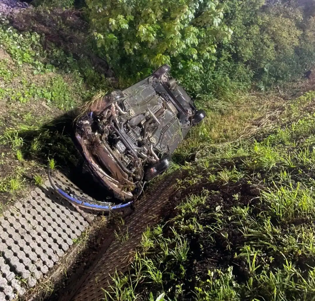 Nowa Wieś. Samochód osobowy wypadł z drogi. Dwie osoby w szpitalu