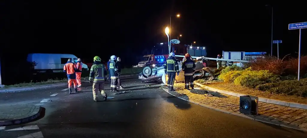 Wypadek w Naszacowicach. Dachowała osobówka. Kierowcy nie było na miejscu zdarzenia