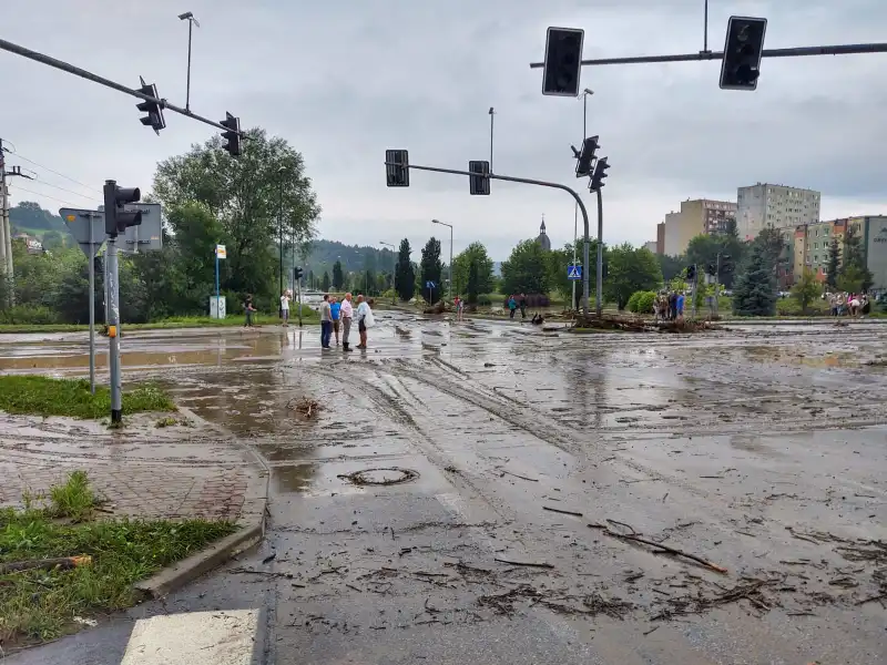 Kolejna powódź na Sądecczyźnie. Uszkodzone drogi, podtopione domy