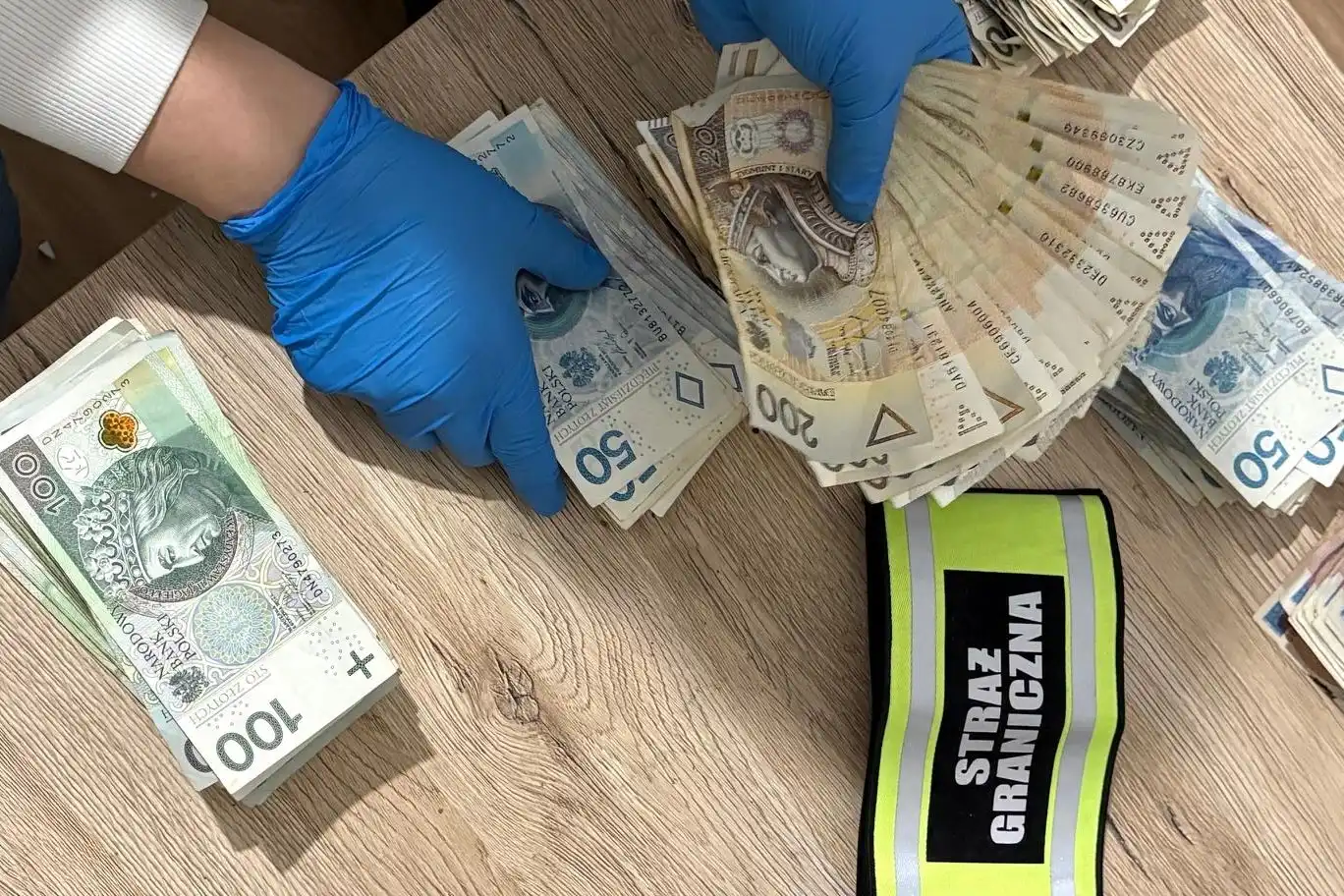Kokaina, mefedron i miliony w gotówce. CBŚP i Straż Graniczna rozbiły narkotykowy gang!