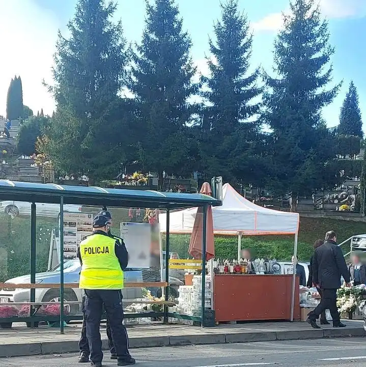 Sądeccy policjanci dbają o bezpieczeństwo w rejonch cmentarzy
