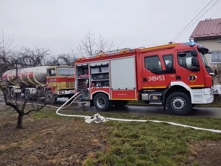 Pożar budynku gospodarczego w Tęgoborzy. Zagrożony rozprzestrzenienem ognia był dom
