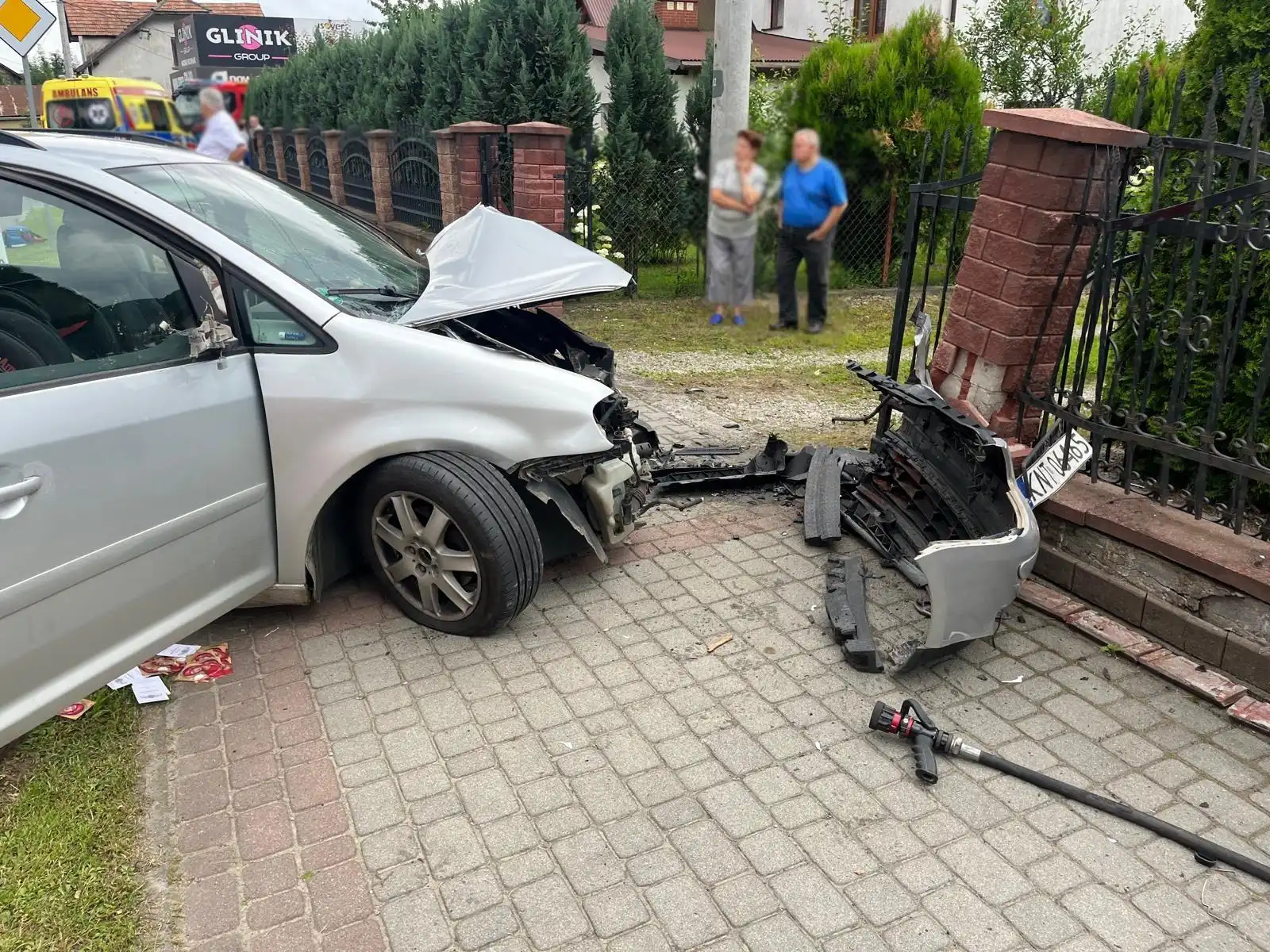 Wypadek w Łącku. Samochód osobowy zjechał z drogi i uderzył w ogrodzenie