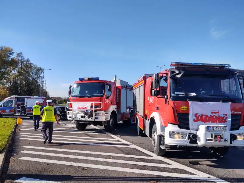 Na Al. Piłsudskiego zderzyły się dwa samochody osobowe. Trzy osoby poszkodowane