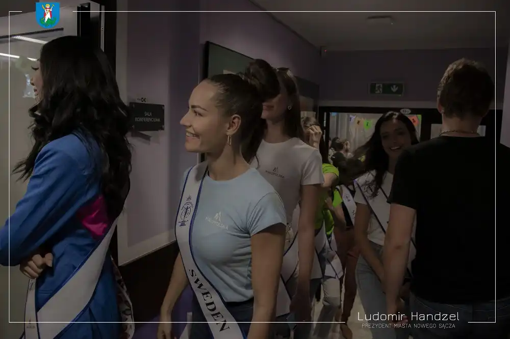 Uczestniczki „Festiwalu Piękna” z wizytą w MOK