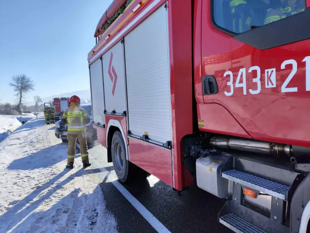 Kolizja dwóch samochodów osobowych na DK75 w Nowej Wsi. Jedna osoba trafiła do szpitala