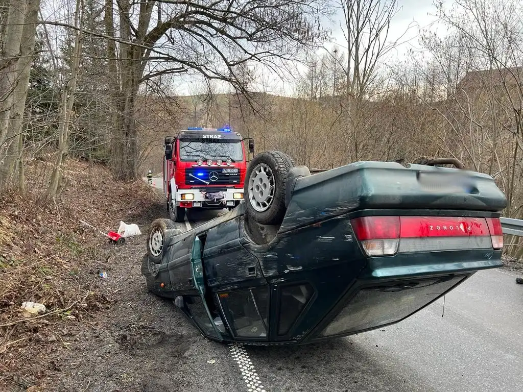 W Miłkowej dachowała osobówka