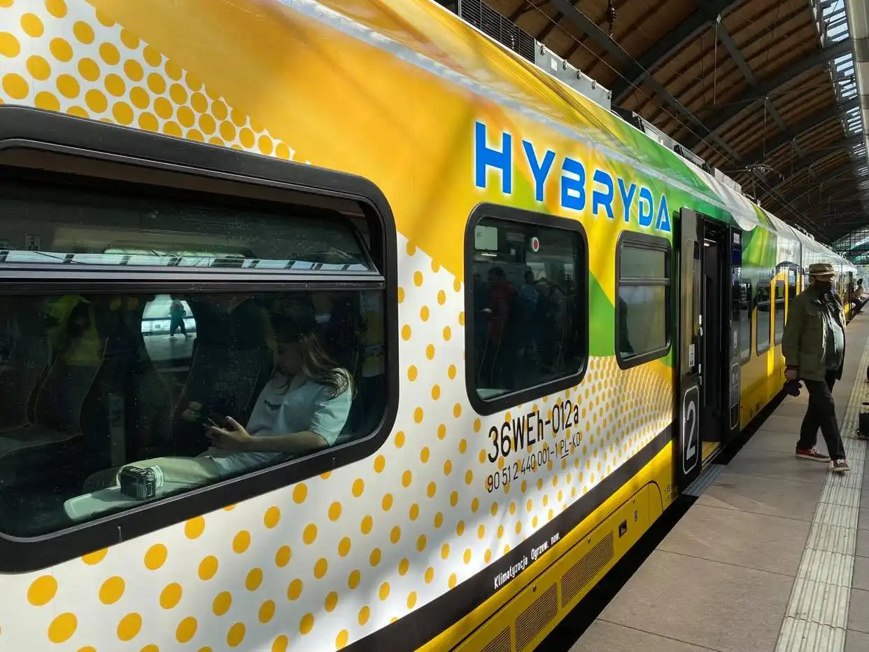 Pierwszy hybrydowy pociąg Kolei Dolnośląskich na torach