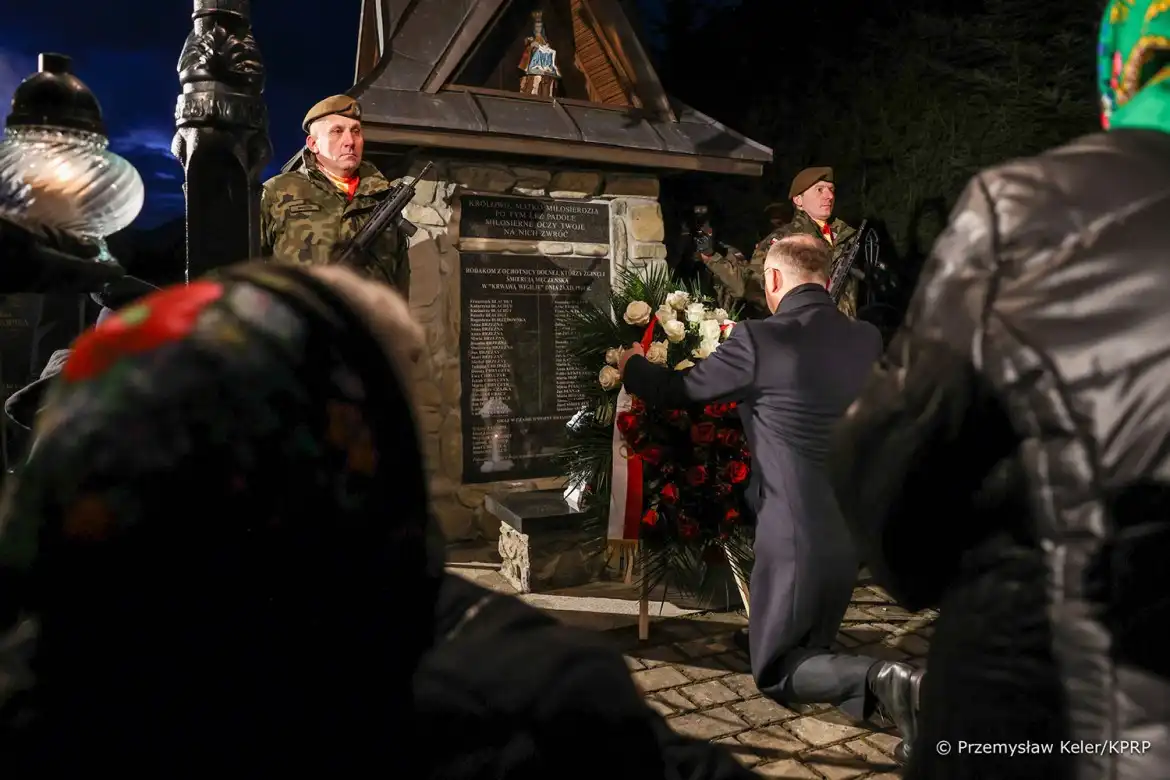 Prezydent Duda upamiętnił ofiary Krwawej Wigilii w Ochotnicy Dolnej