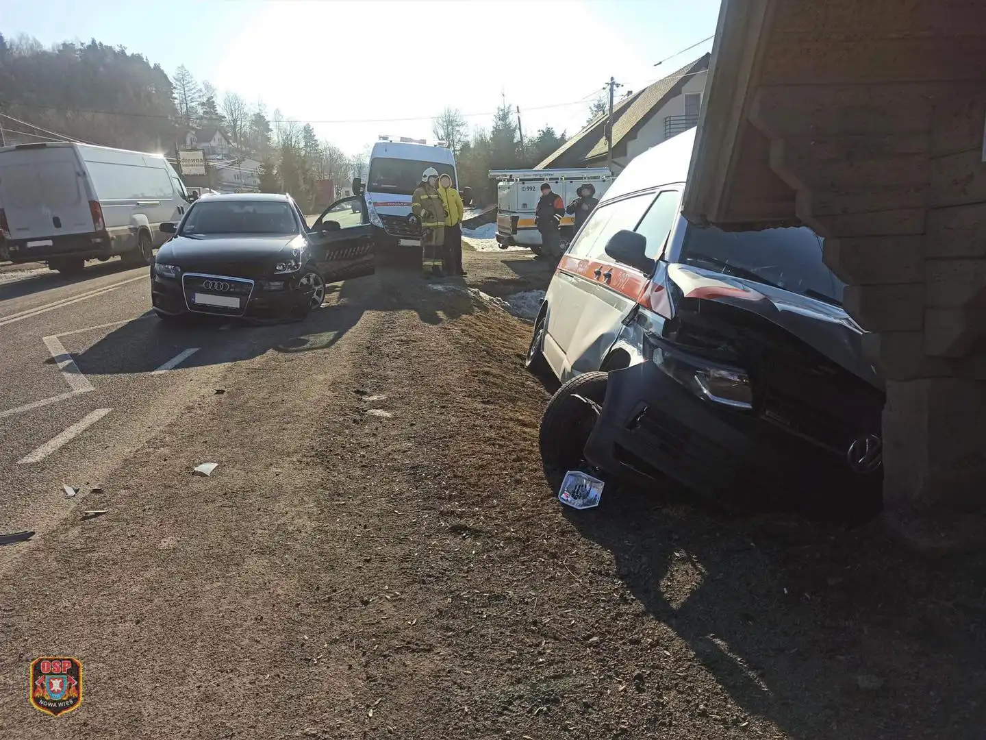 Wypadek na DK 75. Zderzyły się dwa pojazdy. Jeden z nich uderzył w przystanek autobusowy