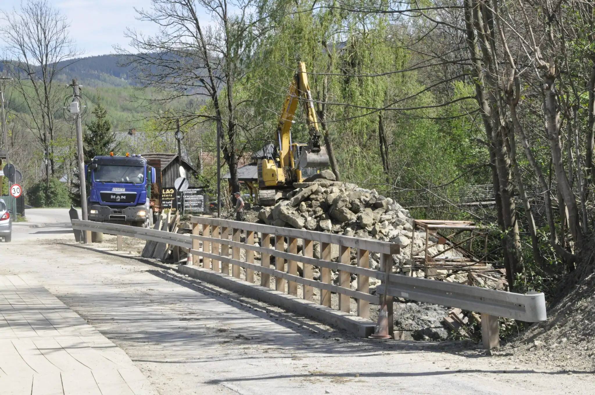 Trwa budowa mostu przed szkołą w Przysietnicy