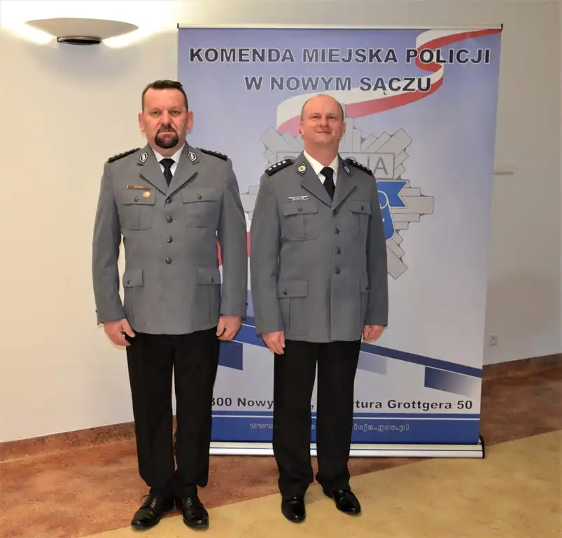 Naczelnik sądeckiej Drogówki i Komendant Komisariatu w Łososinie Dolnej uroczyście pożegnali się z mundurem