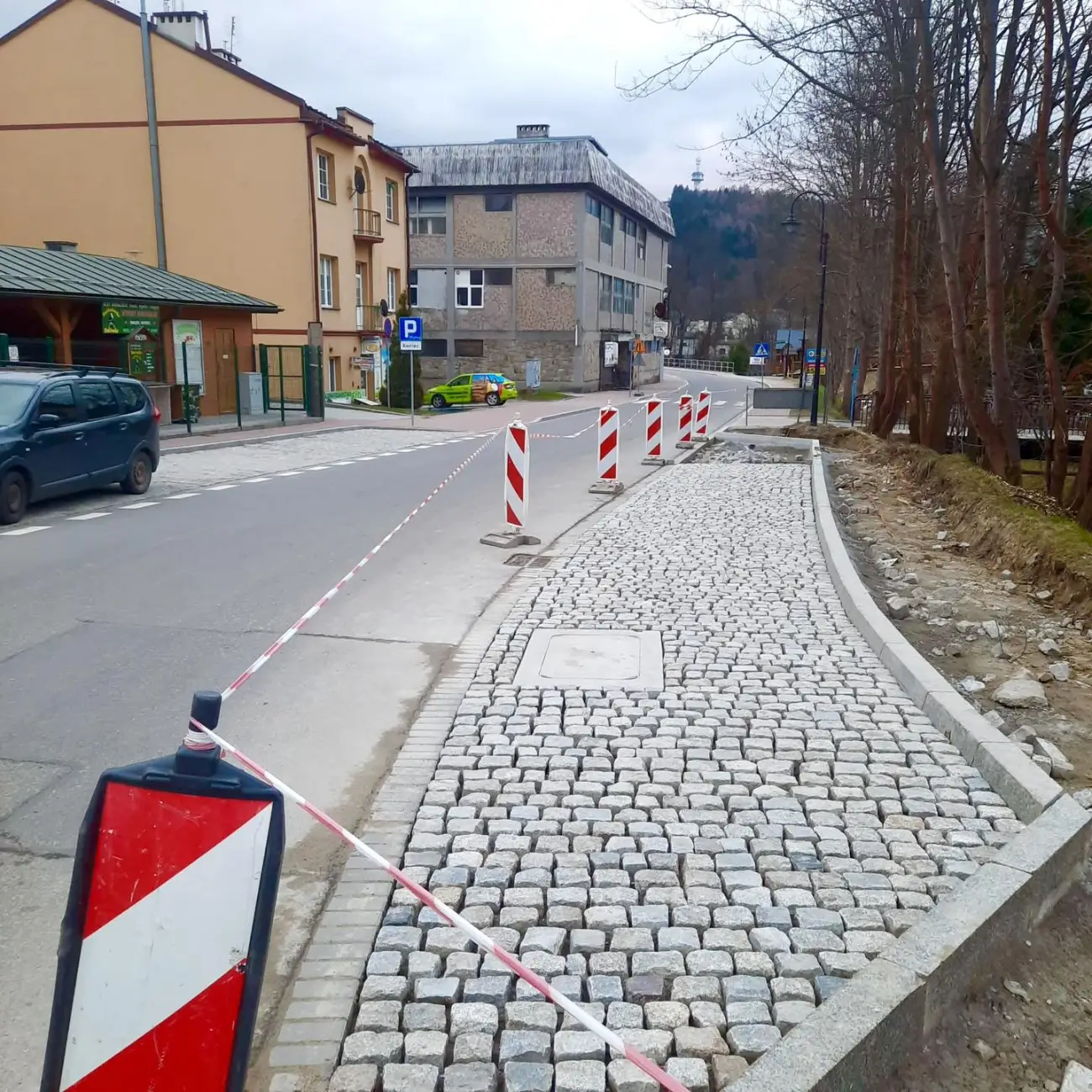 Krynica zwiększa liczbę miejsc postojowych. Powstaje nowa zatoka parkingowa