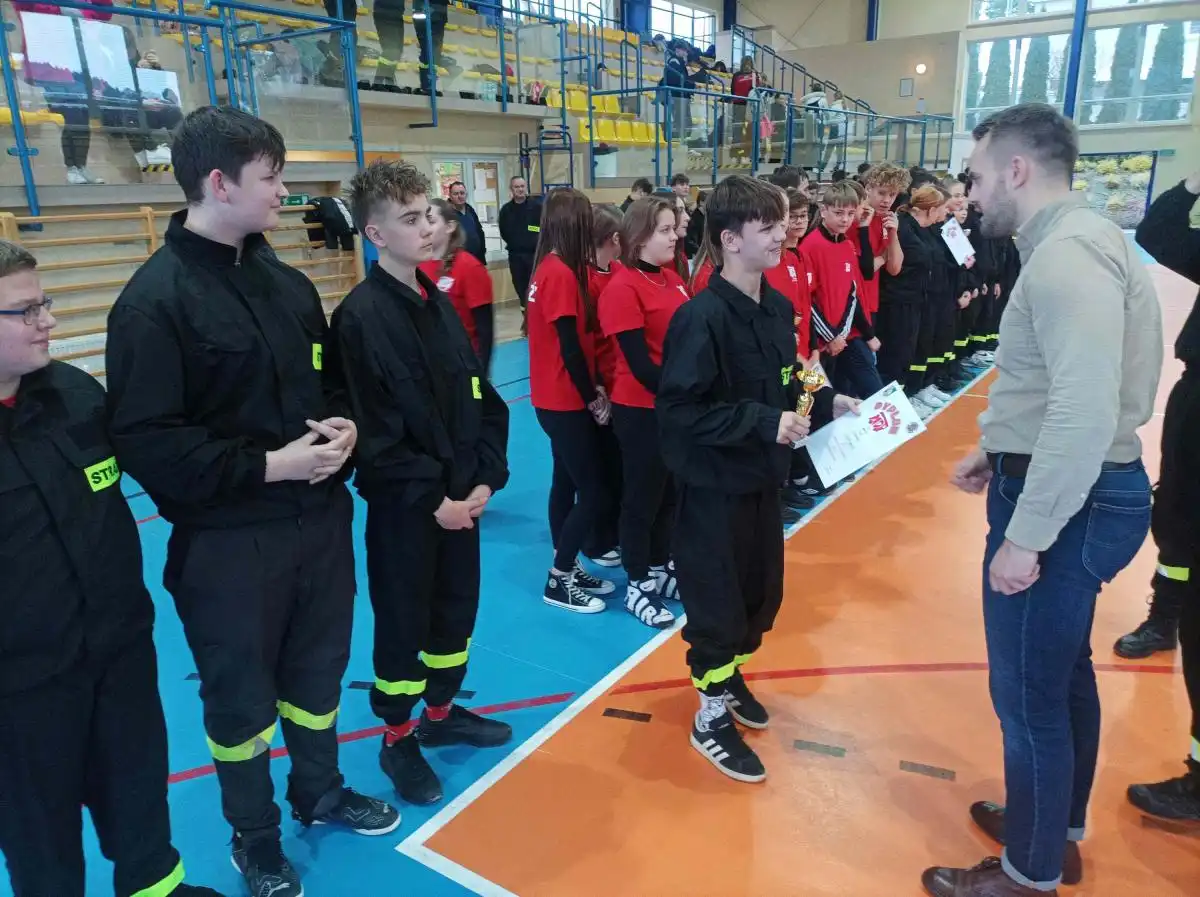 I Gminne Halowe Zawody MDP w Gródku nad Dunajcem. Zacięta rywalizacja i sportowa pasja