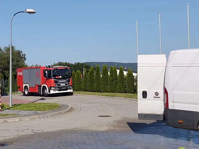 Nowy Sącz: Akcja chemiczna strażaków. Neutralizowali wyciekły kwas octowy
