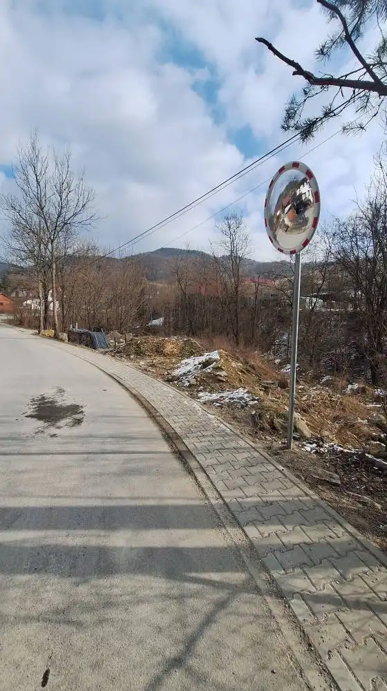 Piwniczna-Zdrój inwestuje w bezpieczeństwo kierowców. Zamontowano 10 nowych luster