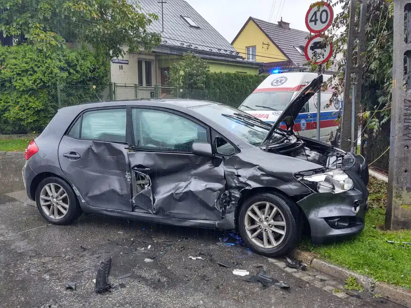 Kraksa na ul. Szymanowskiego w Nowym Sączu. Jeden z pojazdów uderzył w słup energetyczny